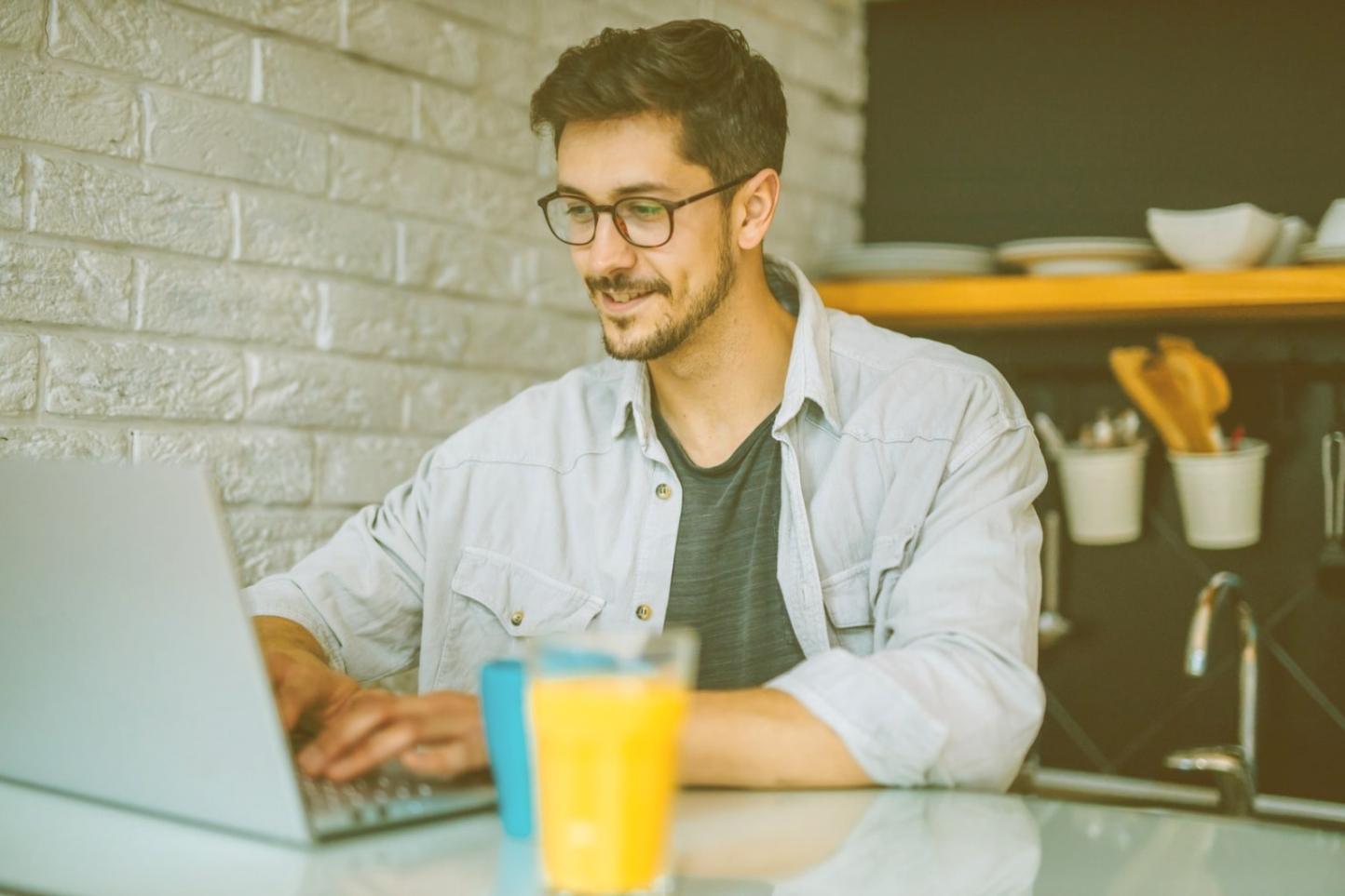 Participante travaillant sur son budget personnel